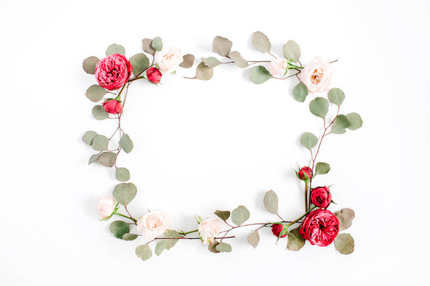 赤とベージュのバラの花のつぼみとユーカリの枝 - 写真・画像
