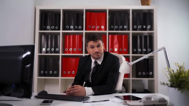 Single businessman clapping in modern office - Záběry, video