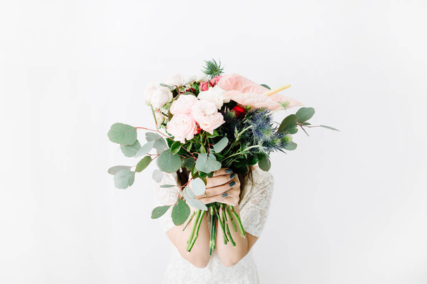 mulher com belas flores buquê
 - Foto, Imagem