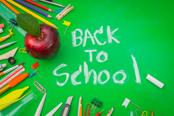 Material escolar en pizarra verde "Volver al contexto escolar
 " - Foto, imagen