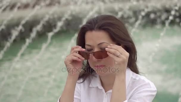 Portrét krásné ženy 30s s brýlemi - Záběry, video