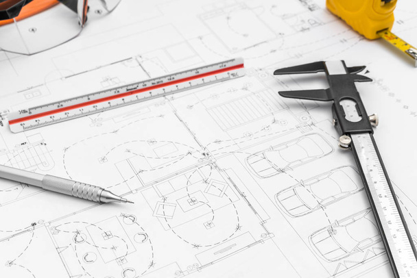 Planes de construcción y herramientas de dibujo sobre planos
 - Foto, imagen
