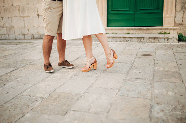 Nainen ja mies jalat jalkakäytävällä
 - Valokuva, kuva