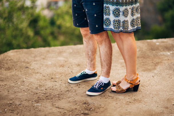 Nainen ja mies jalat jalkakäytävällä
 - Valokuva, kuva