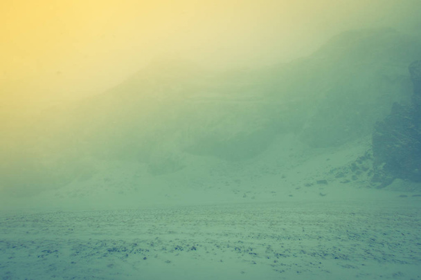 Hóval borított hegyvidéki Izland téli szezonban. (Szűrt kép p - Fotó, kép