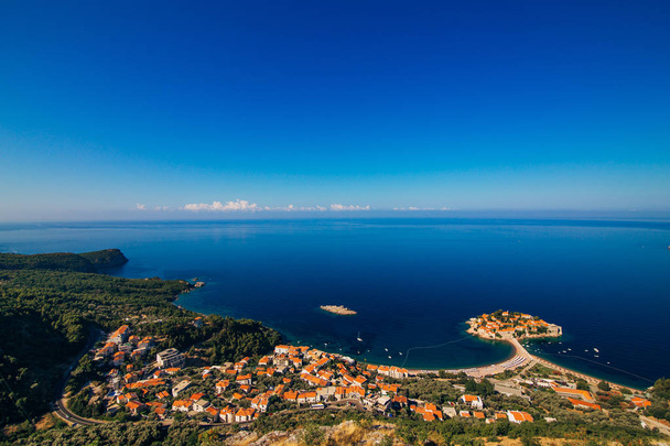 Ilha de Sveti Stefan. Tiro panorâmico
 - Foto, Imagem
