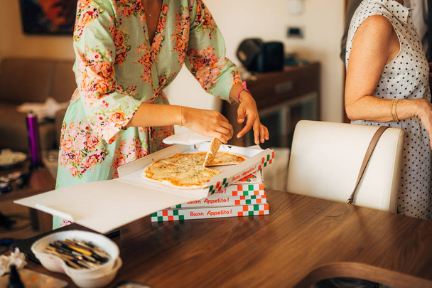 Lányok háziköntös rendelt pizza - Fotó, kép