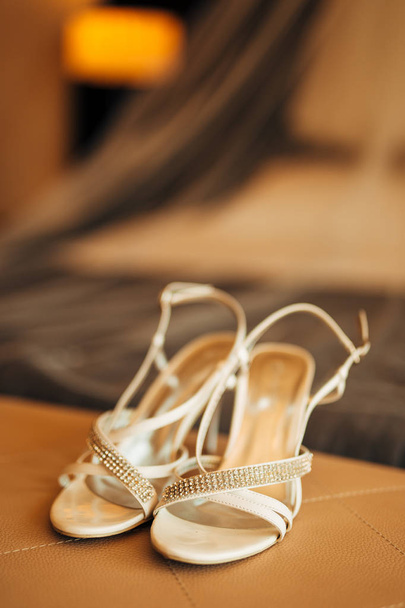 stříbrné boty nevěstu na posteli před obřad - Fotografie, Obrázek