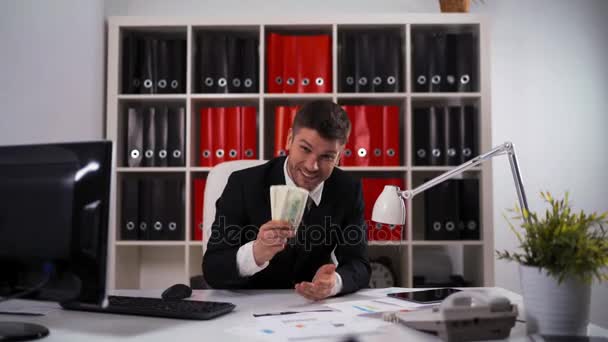Businessman throw up dollars in office - Filmati, video