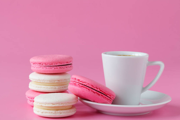 Set of pink macaroon with coffee cup - Фото, зображення