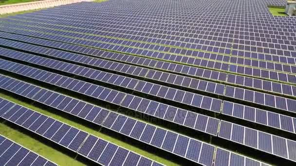 Luftaufnahmen von Sonnenkollektoren im Solarpark - Filmmaterial, Video