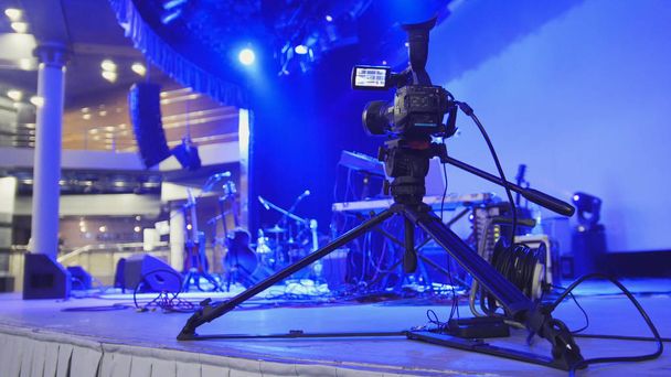 La cámara de vídeo se para en el escenario - abstracto borroso
 - Foto, imagen