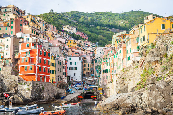 Riomaggiore v Cinque Terre, Itálie - léto 2016 - pohled od - Fotografie, Obrázek