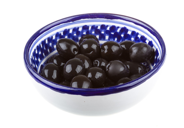 Olive nere innaffiate con olio d'oliva in una ciotola isolata su una zuppiera
 - Foto, immagini