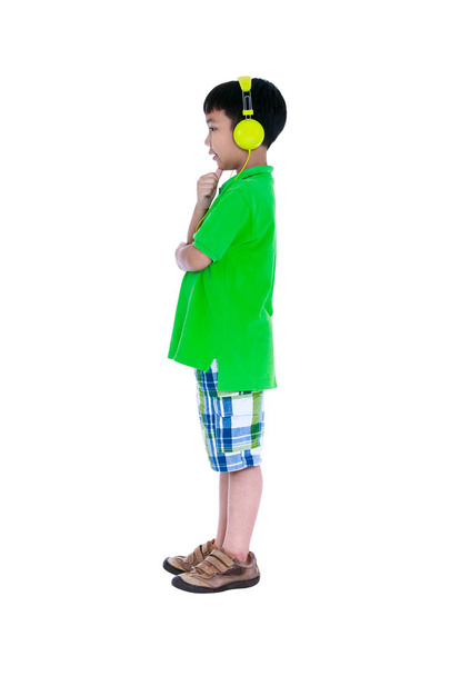 glückliches asiatisches Kind mit Kopfhörern, isoliert auf weißem Hintergrund. - Foto, Bild