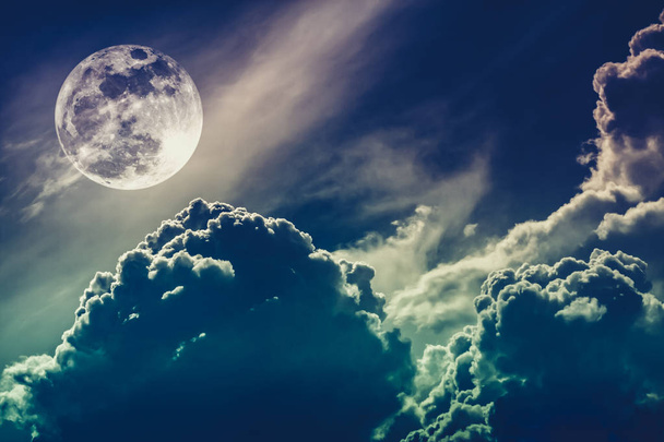 Nocne niebo z chmur i jasny księżyc w pełni z błyszczący.  - Zdjęcie, obraz