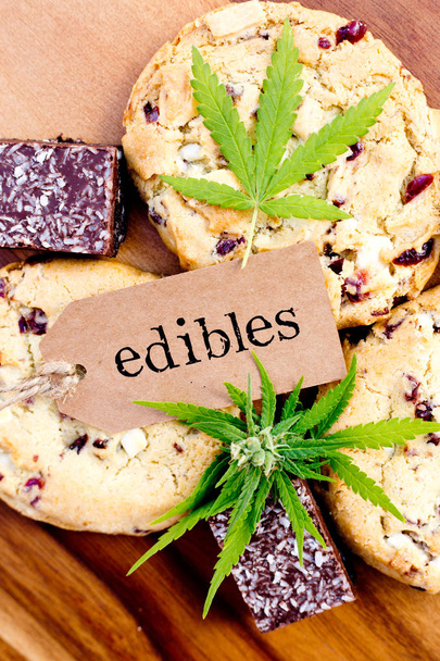 Maconha - Cannabis - Comestíveis medicinais - Cookies & Brownies de coco, com etiqueta e folha
 - Foto, Imagem