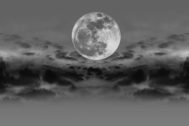 Cielo notturno con nuvole e luna piena luminosa con splendente
.   - Foto, immagini