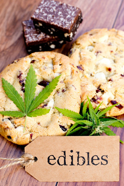 Marihuana - Cannabis - geneeskrachtige eetwaren - Cookies & kokosnoot Brownies, met tag en blad - Foto, afbeelding