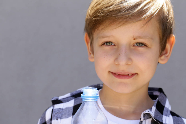 blonder Junge, der sauberes Wasser trinkt. Gesunder Lebensstil - Foto, Bild