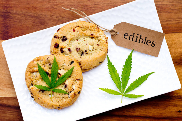 Μαριχουάνα - κάνναβη - φαρμακευτικό Edibles - Cookies με ετικέτα και φύλλων - Φωτογραφία, εικόνα