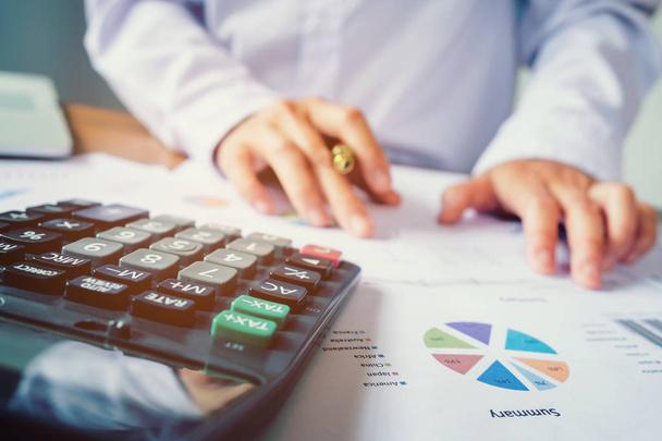Руки бізнесмена з калькулятором в офісі і Фінансовий
  - Фото, зображення