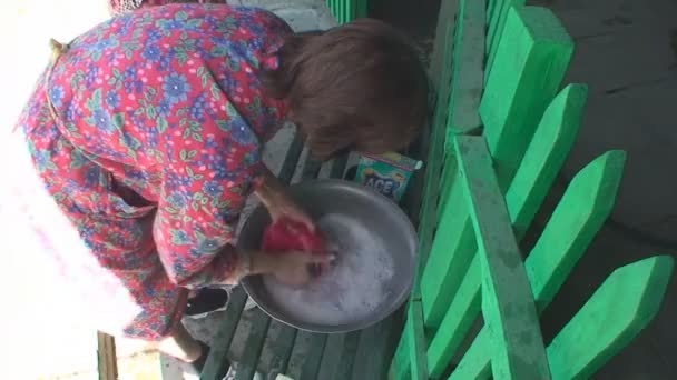 μια γυναίκα που πλένει ρούχα από τα χέρια - Πλάνα, βίντεο