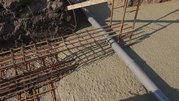 Le béton se répand dans les fondations couvrant le pipeline sanitaire
 - Séquence, vidéo