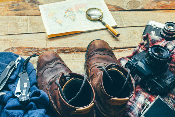 Accessoires de randonnée vieilles chaussures en cuir, chemise, carte, caméra de film vintage et couteaux concept d'aventure et de tourisme de loisirs de plein air
 - Photo, image