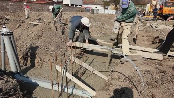 Zespół pracowników budowlanych pracują nad betonowania w budowie - Materiał filmowy, wideo