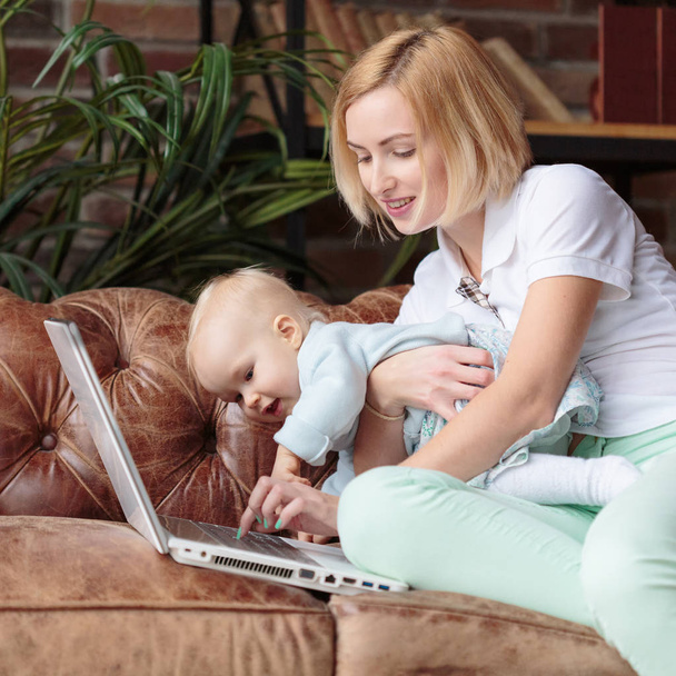 Young mother working at home with baby girl - Foto, Imagem