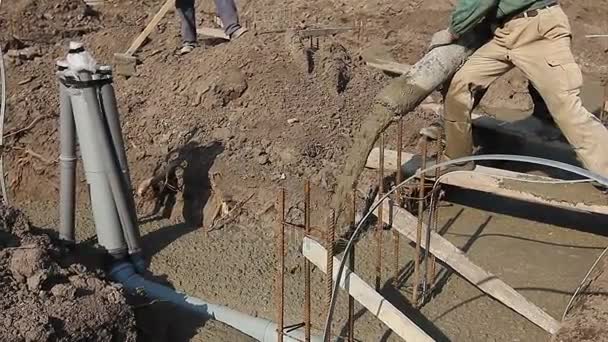 Equipo de trabajadores de la construcción está trabajando en el hormigonado en el sitio de construcción
 - Metraje, vídeo