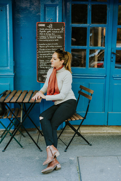 Frau in Paris sitzt in Café - Foto, Bild