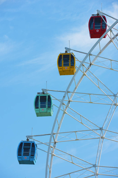 Riesenrad, Aussichtsrad mit blauem Himmel und weißen Wolken - Foto, Bild