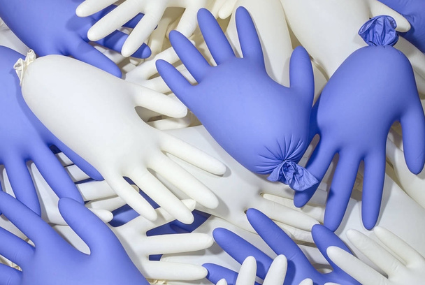 Guantes de látex médicos blancos y azules inflados
 - Foto, imagen