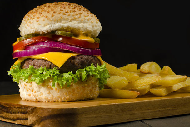 gurmánské cheeseburger & čipy - Fotografie, Obrázek