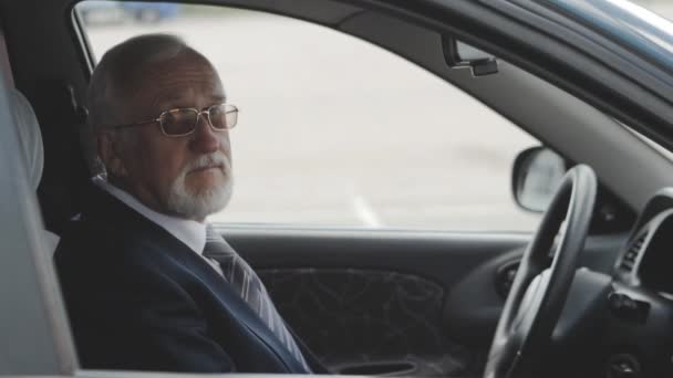 車に年配の男性。自動で座っているビジネスマン. - 映像、動画