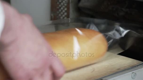 macchina confeziona pane fresco nel film trasparente
 - Filmati, video