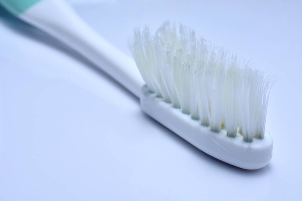 Los cepillos de dientes viejos se desgastan sobre fondo blanco
. - Foto, imagen