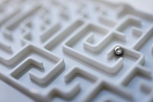 Labirinto bianco e palla di metallo, complesso concetto di problem solving
. - Foto, immagini