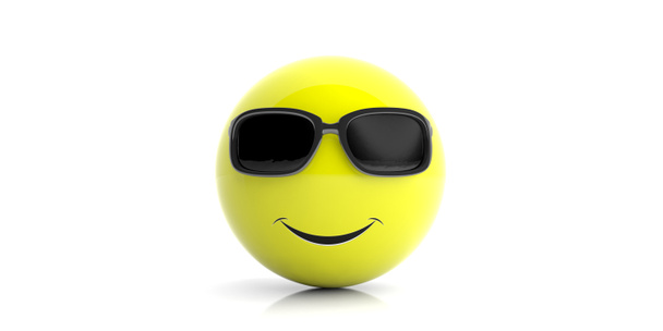Gelbes lächelndes Emoji mit Sonnenbrille auf weißem Hintergrund. 3D-Illustration - Foto, Bild
