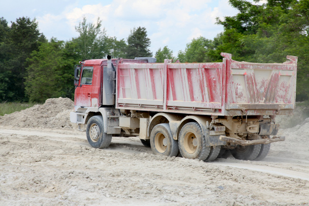  採石場でのダンプ トラック タトラ作業 - 写真・画像