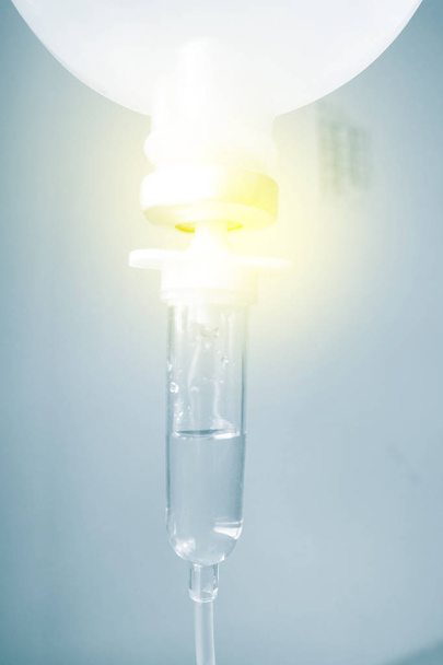 Крупним планом солі IV крапельниці для пацієнта та інфузійного насоса в хоспісі
 - Фото, зображення