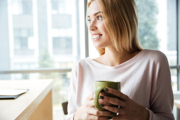 Happy lady in office coworking drinking tea - Foto, immagini