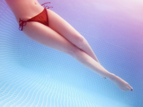 kaunis nainen kehon veden alla
 - Valokuva, kuva
