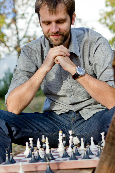 Mann spielt Schach mit sich selbst - Foto, Bild