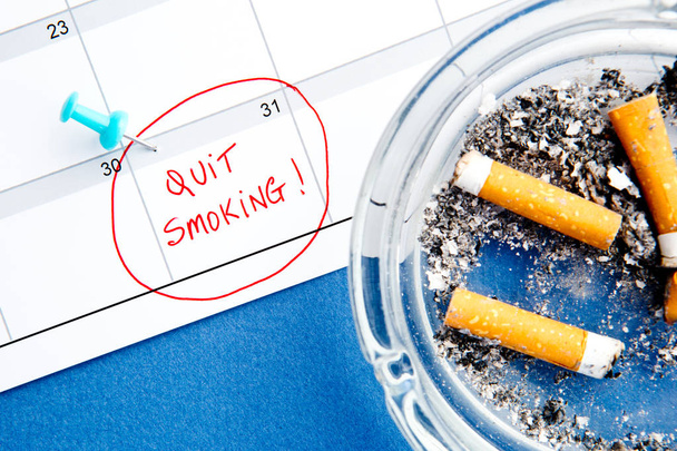 Smettere di fumare Data calendario - con posacenere su sfondo blu
 - Foto, immagini