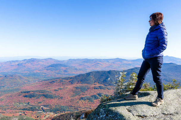 Turysta kobieta stojąc na skale na szczyt góry - Zdjęcie, obraz