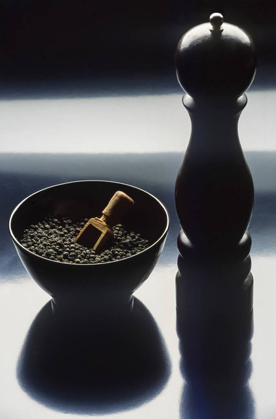 Κόκκοι μαύρο πιπέρι σε ένα μπολ - σάρωση φιλμ - Φωτογραφία, εικόνα
