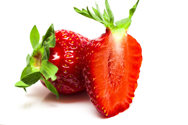 eine Reihe von frischen Erdbeeren isoliert auf weißem Hintergrund - Foto, Bild